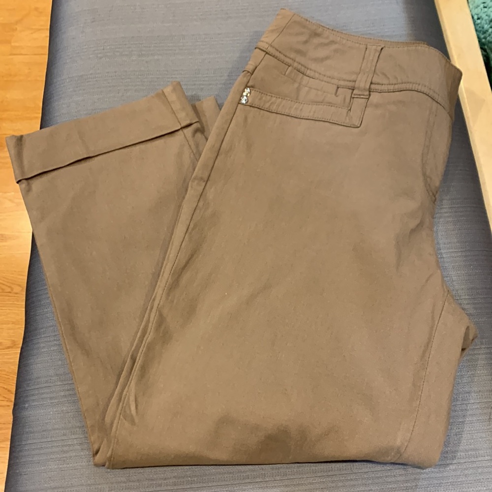 Style and Co taupe cargo Capri length pants, size 6.